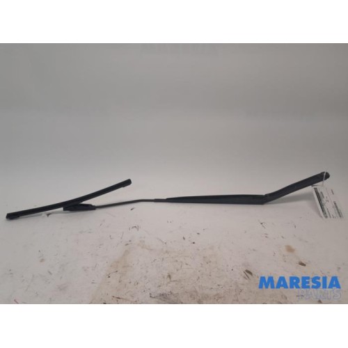 Renault - Clio - Front wiper arm