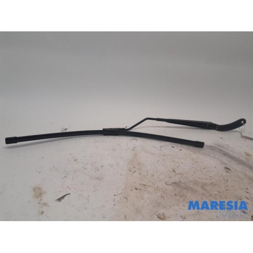 Renault - Clio - Front wiper arm