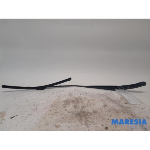 Alfa Romeo - Giulietta - Front wiper arm