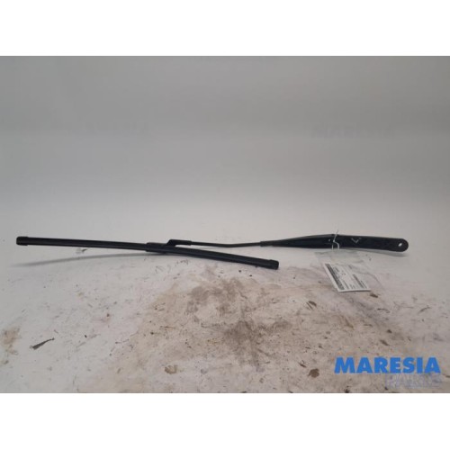Alfa Romeo - Giulietta - Front wiper arm