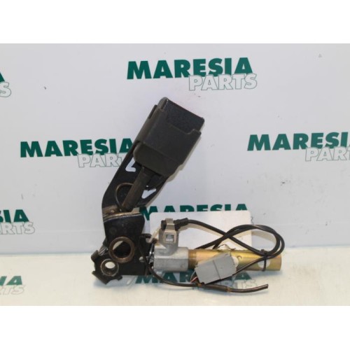 Renault - Kangoo - Gurtsrammer links