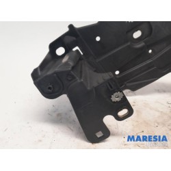 Renault - Megane - Front bumper bracket, right