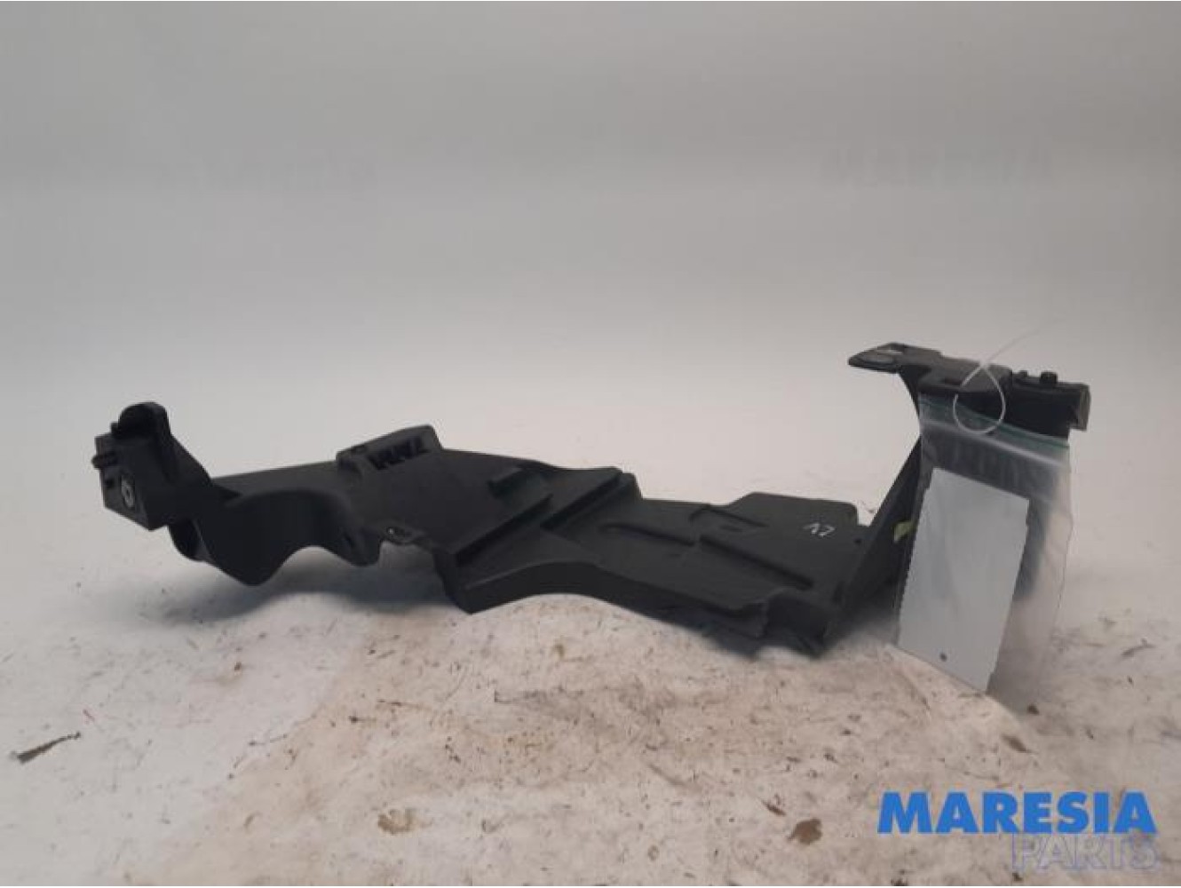 Renault - Megane - Front bumper bracket, left