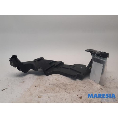Renault - Megane - Front bumper bracket, left