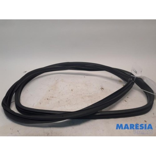 Alfa Romeo - Giulietta - Front door seal 4-door, right