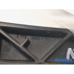 Alfa Romeo - Giulietta - Front wiper arm