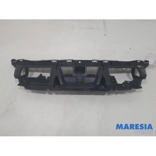 Peugeot - 5008 - Front panel