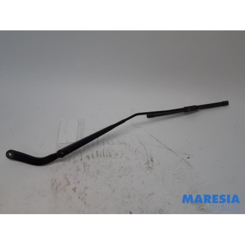Renault - Twingo - Front wiper arm