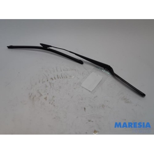 Renault - Twingo - Front wiper arm