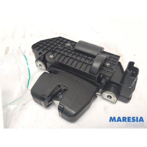 Peugeot - 5008 - Tailgate lock mechanism