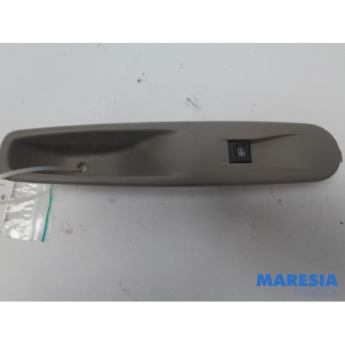 Renault - ZOE - Electric window switch
