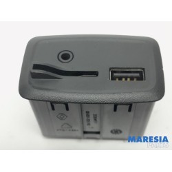 Renault - ZOE - AUX / USB connection