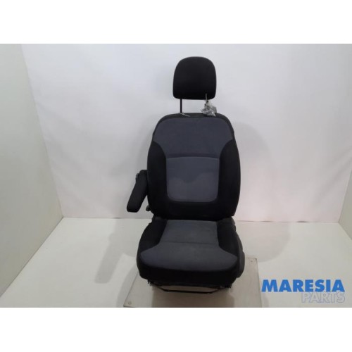 Opel - Vivaro - Sitz links