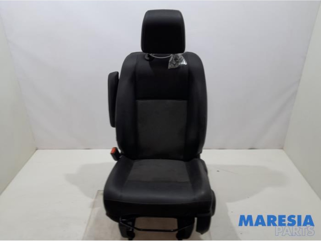 Opel - Vivaro - Sitz links