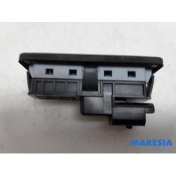 Peugeot - 308 - Tailgate lock mechanism