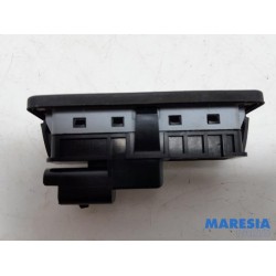 Peugeot - 308 - Tailgate lock mechanism