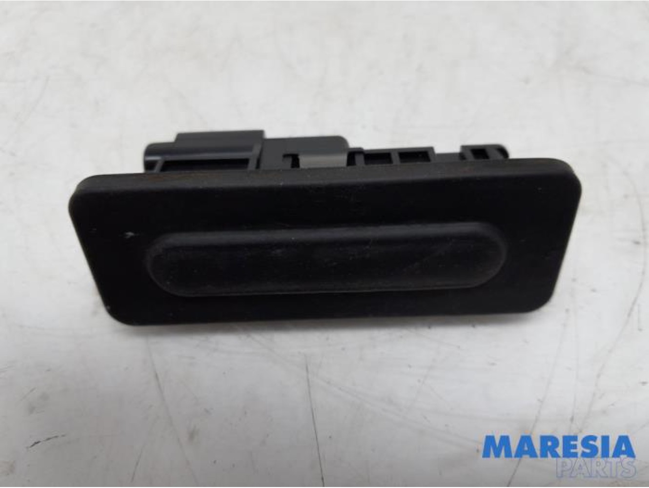 Peugeot - 308 - Tailgate lock mechanism