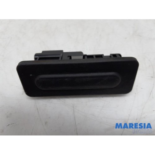 Peugeot - 308 - Tailgate lock mechanism