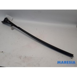 Opel - Vivaro - Frontscreen frame