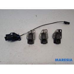Opel - Vivaro - Minibus/van rear door lock mechanism
