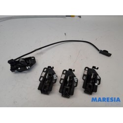 Opel - Vivaro - Minibus/van rear door lock mechanism