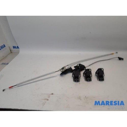 Opel - Vivaro - Minibus/van rear door lock mechanism