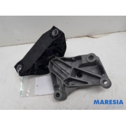 Renault - Clio - Engine mount