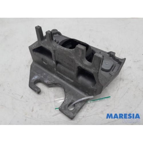 Renault - Clio - Engine mount