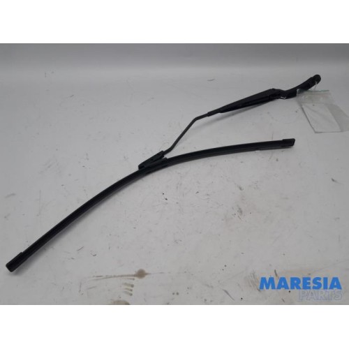 Renault - Clio - Front wiper arm