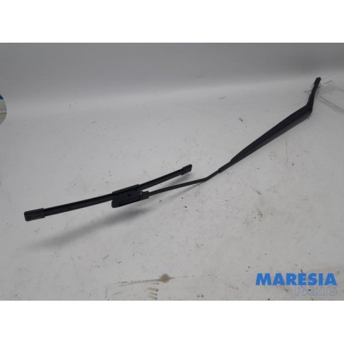 Renault - Clio - Front wiper arm