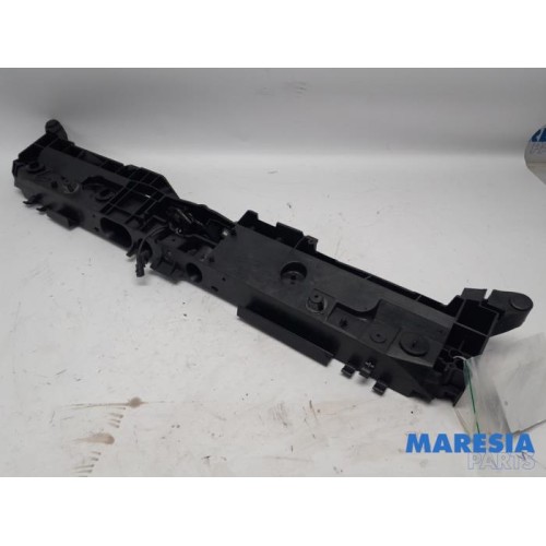 Renault - Clio - Lock plate