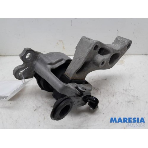 Opel - Vivaro - Engine mount