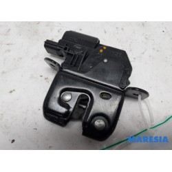 Renault - Clio - Tailgate lock mechanism
