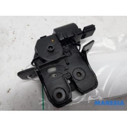 Renault - Clio - Tailgate lock mechanism