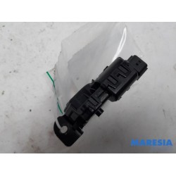 Renault - Clio - Tailgate lock mechanism