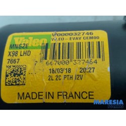 Renault - Clio - Front wiper motor