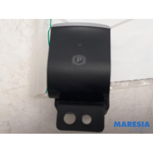 Alfa Romeo - Giulia - Parking brake switch