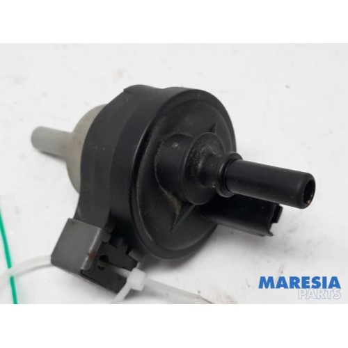 Renault - Clio - Vacuum valve