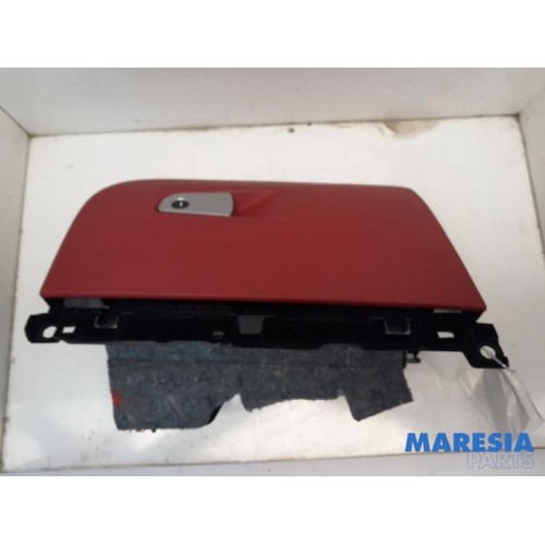 Alfa Romeo - Giulia - Glovebox