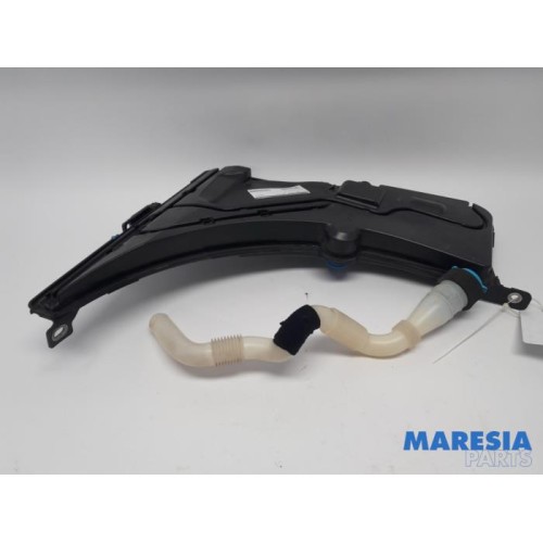 Alfa Romeo - Giulia - Front windscreen washer reservoir