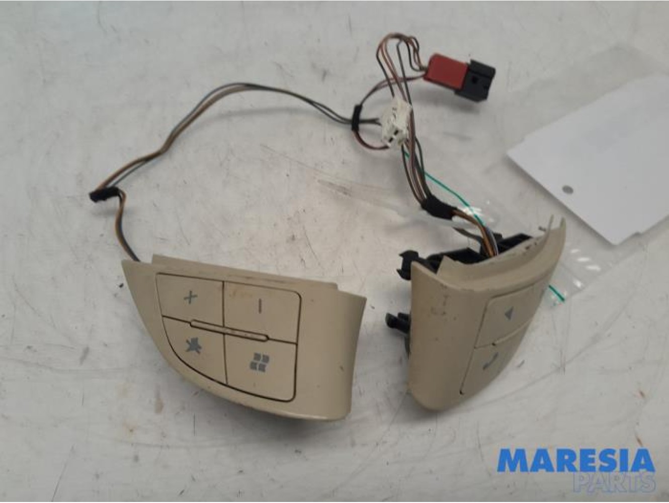 Fiat - 500 - Steering wheel mounted radio control