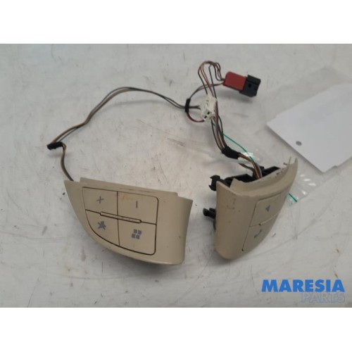 Fiat - 500 - Steering wheel mounted radio control