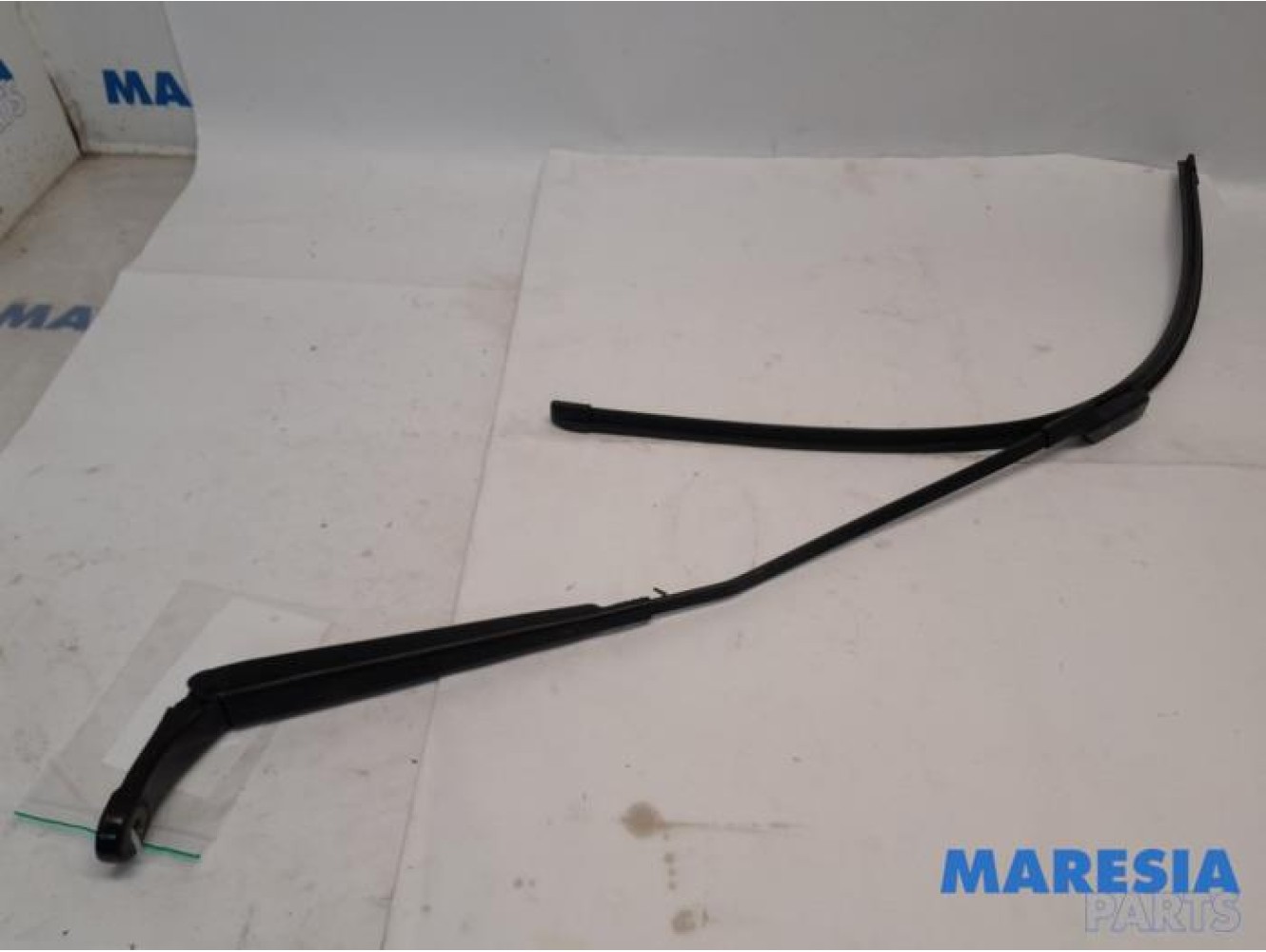 Peugeot - 3008 - Front wiper arm