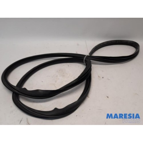 Alfa Romeo - Giulietta - Front door seal 4-door, right