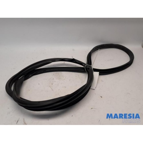 Alfa Romeo - Giulietta - Front door seal 4-door, left