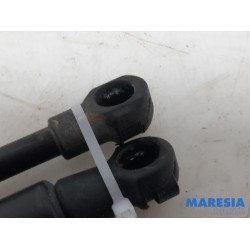 Alfa Romeo - Giulietta - Set of tailgate gas struts
