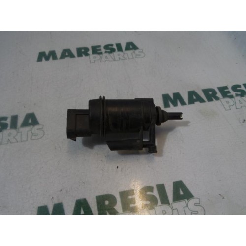 Renault - Clio - Windscreen washer pump