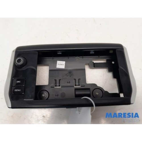 Peugeot - 208 - Panneau de commandes navigation