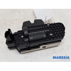 Peugeot - 208 - Tailgate lock mechanism