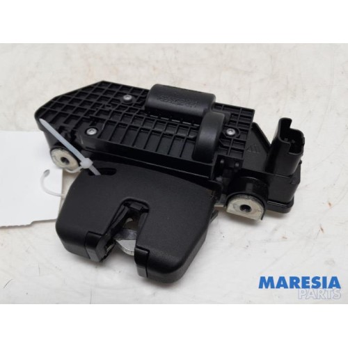 Peugeot - 208 - Tailgate lock mechanism